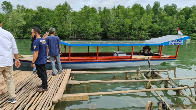 Kapal proyek solar cell di Kampung Mentigi, Riau